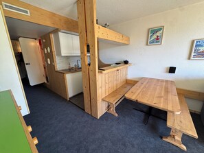Una cocina compacta con armarios de madera y una pequeña encimera.