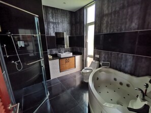 Combined shower/bathtub, hair dryer, towels, soap - Lotus private pool villa (Hua Hin)