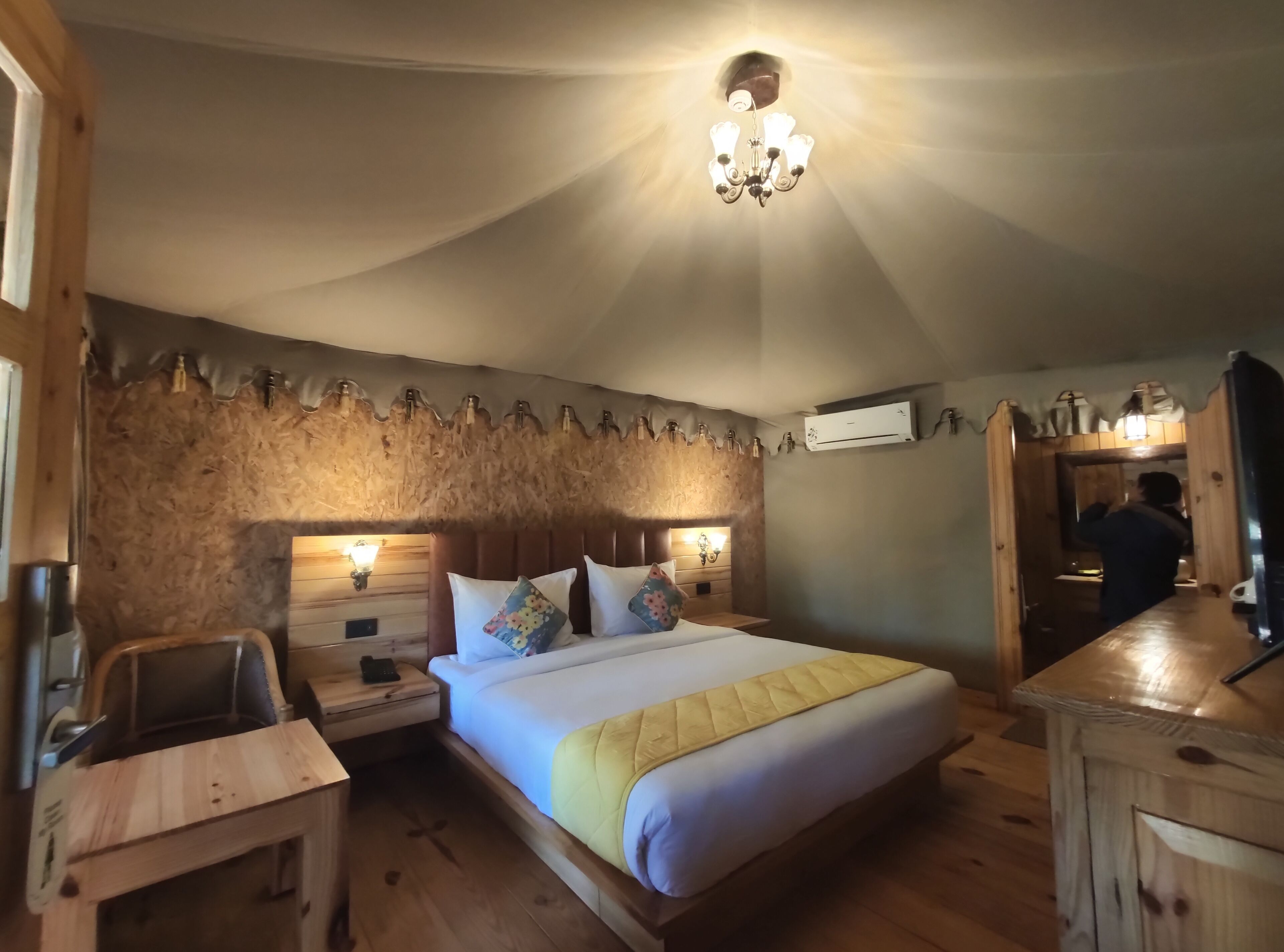 Ropa de cama de alta calidad, cubrecamas y minibar 