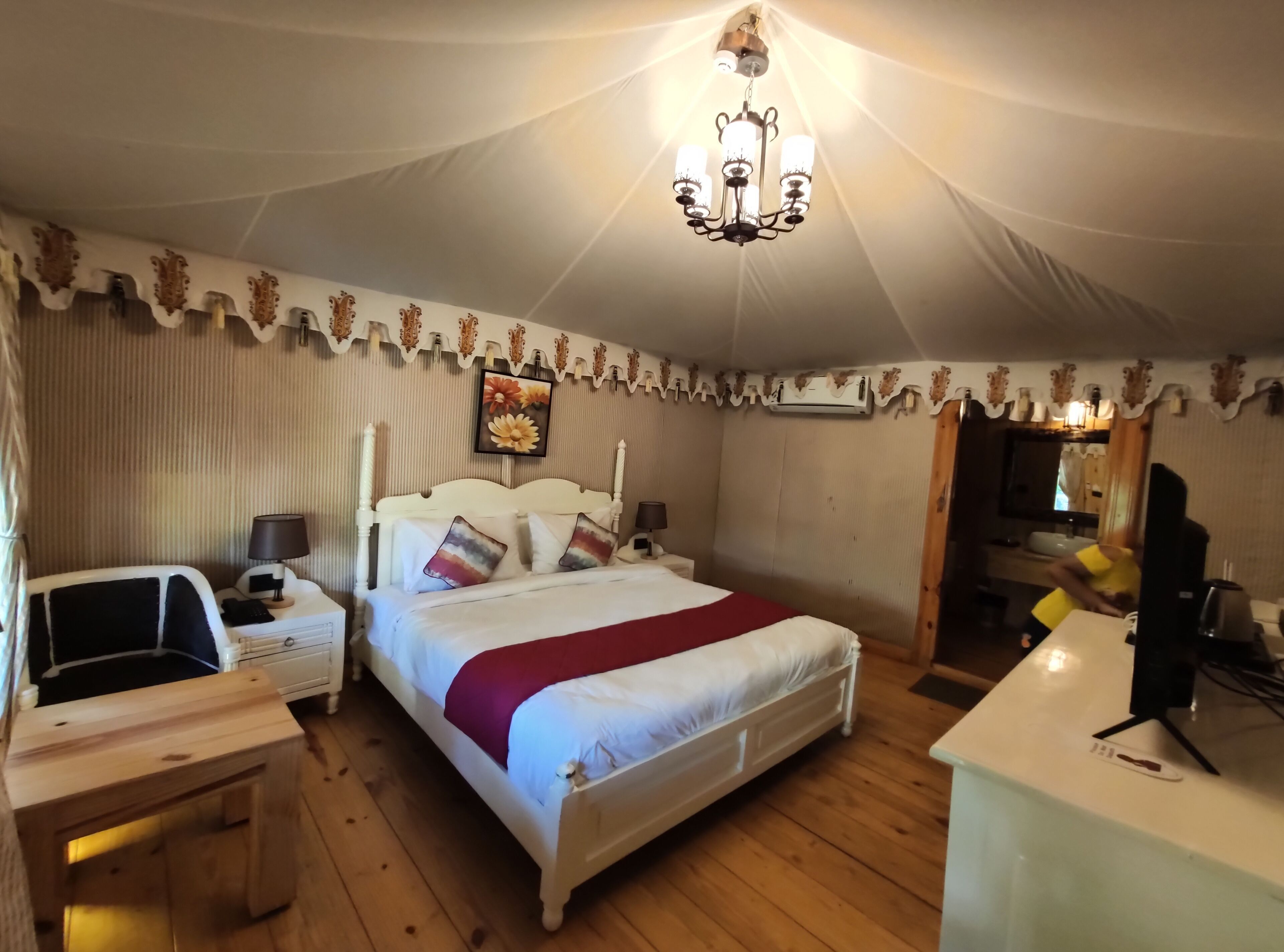 Ropa de cama de alta calidad, cubrecamas y minibar 