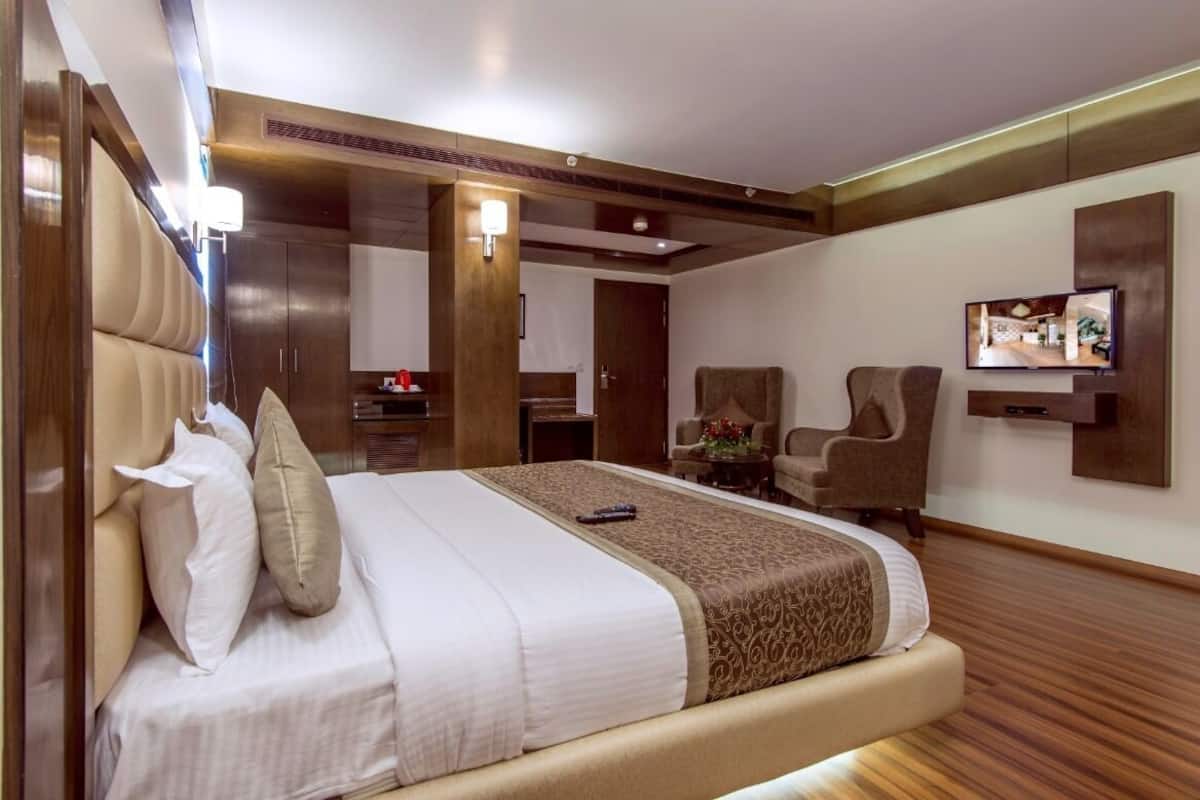 Habitación doble Royal | Caja de seguridad en la habitación y escritorio
