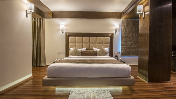 Chambre royale double | Coffre-fort, bureau, fer et planche à repasser, accès au Wi-Fi (inclus)