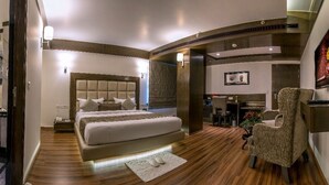 Chambre royale double | Coffre-fort, bureau, fer et planche à repasser, accès au Wi-Fi (inclus)