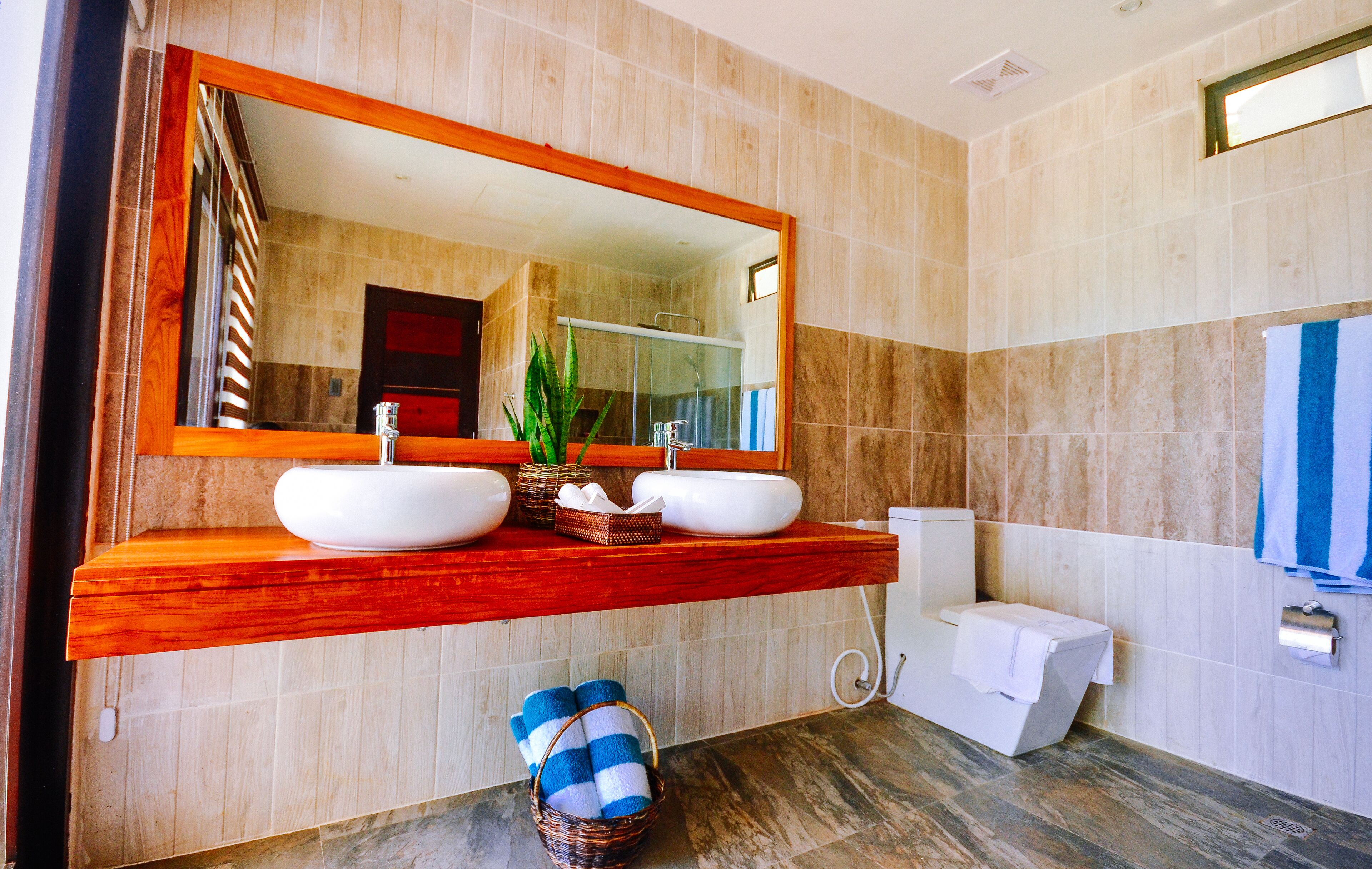 family quadruple room | bathroom | shower, free toiletries, hair dryer, slippers