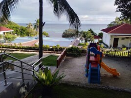 Um parquinho com escorregadores e uma área de piscina.