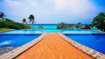 5 outdoor pools, open 7:00 AM to 10:00 PM, pool loungers