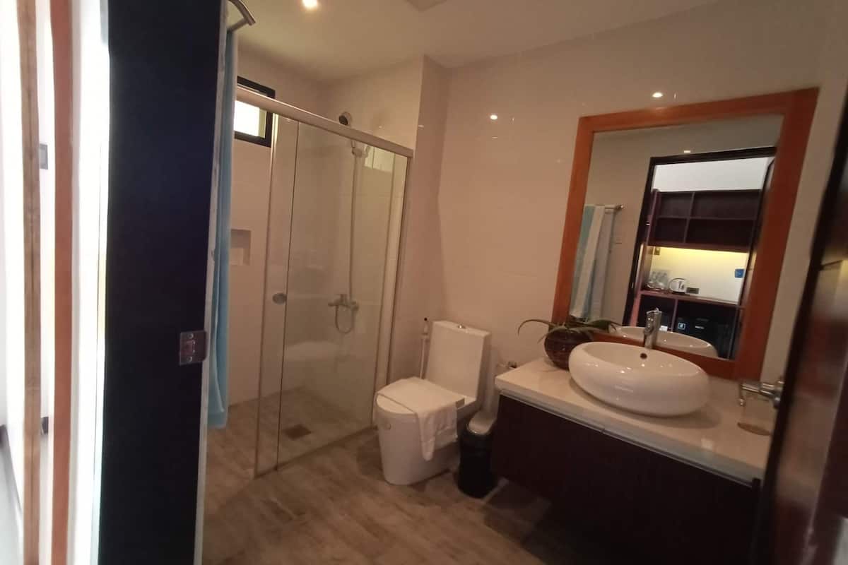 deluxe triple room | bathroom | shower, free toiletries, hair dryer, slippers