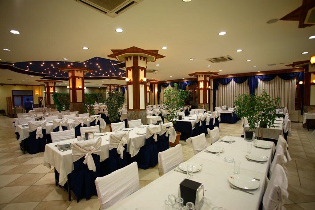 2 restaurants; breakfast, lunch and dinner served 