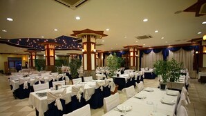 2 间餐厅，供应早餐、午餐和晚餐