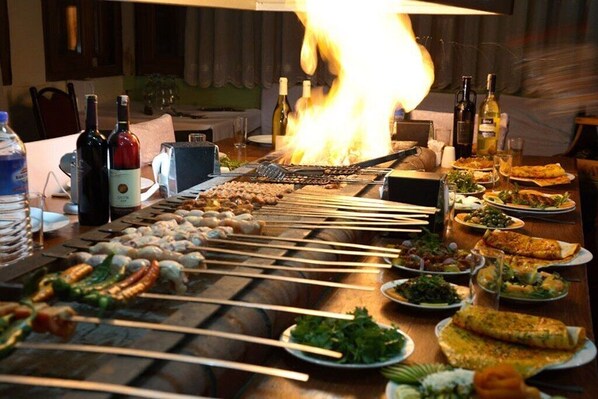 2 nhà hàng, phục vụ bữa sáng, bữa trưa, món ăn mang phong cách quốc tế 