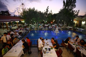 2 restaurants servant le déjeuner, le dîner et le souper