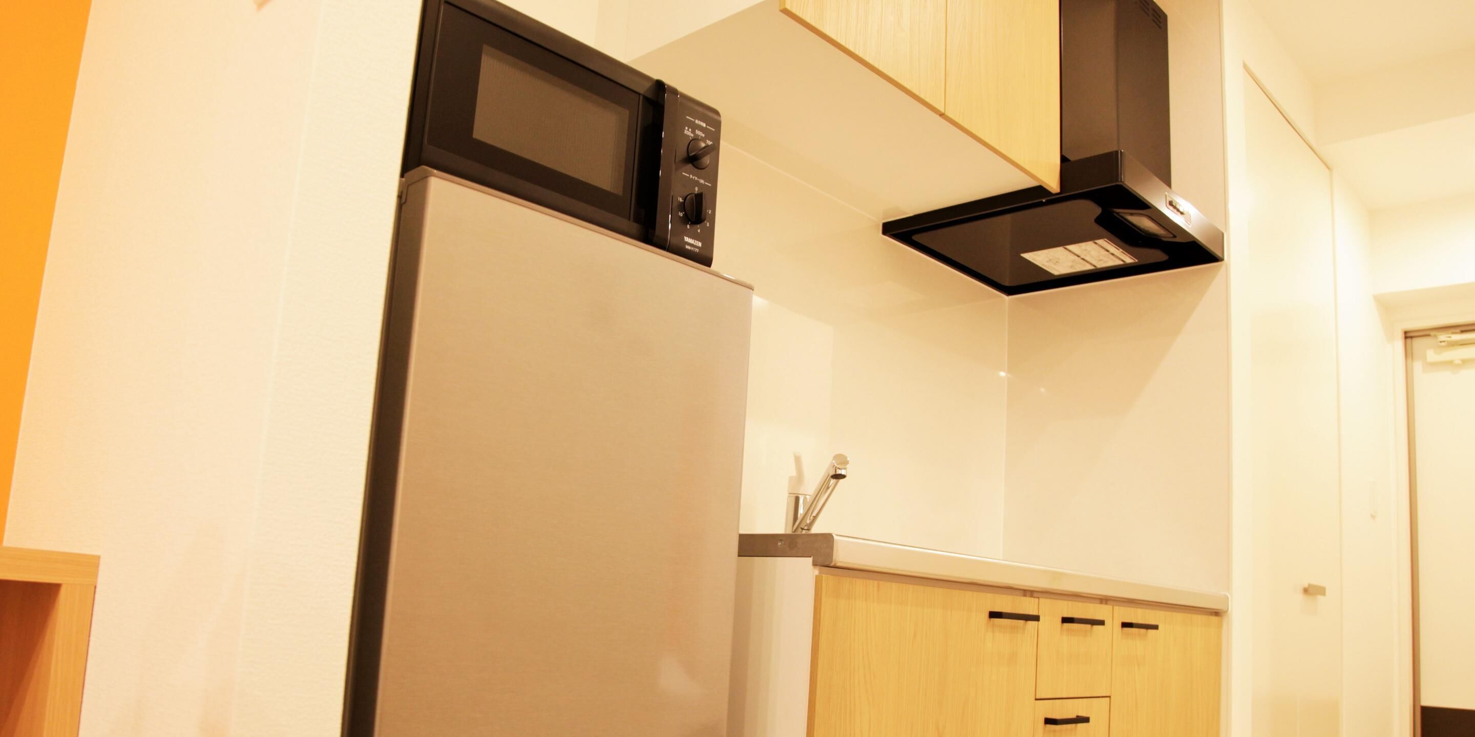 Twin Room | Private kitchenette | Fridge, microwave, stovetop, electric kettle
