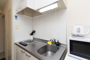 Apartment (804) | Private kitchenette | Fridge, microwave, electric kettle, cookware/dishes/utensils - Continental Namba-Higashi (Osaka)
