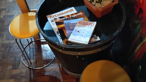 Une table ronde avec une plante en pot et des magazines.
