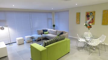 Executive appartement, 2 slaapkamers, uitzicht op tuin | Woonruimte | Een 55-inch lcd-televisie met satellietzenders en televisie