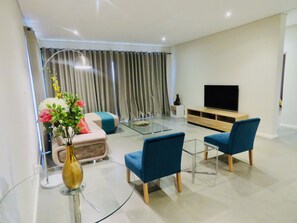 Căn hộ Executive, 3 phòng ngủ | Khu phòng khách | TV LCD 55-inch có truyền hình vệ tinh, TV
