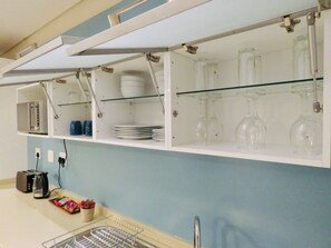 Großer Kühlschrank, Mikrowelle, Ofen, Herdplatte