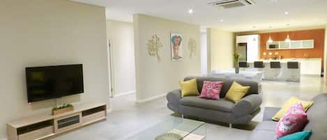 Appartement Exécutif, 3 chambres | Coin séjour | Télévision LCD de 55 pouces avec chaßnes par satellite, télévision
