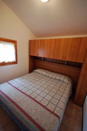 2 bedrooms, cribs/infant beds - Bungalow Village Le Caravelle - by Mamberto S.r.l. (Ceriale)