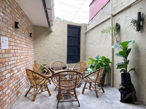 Courtyard - Hostel Hornbills Nest (Kuching)