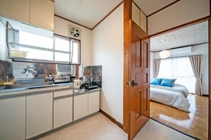 Căn hộ, 2 phòng ngủ | Bếp nhỏ riêng | Tủ lạnh, lò vi sóng, bếp nấu, ấm điện