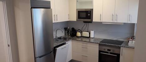 Lava-louças, cafeteira/chaleira, torradeira