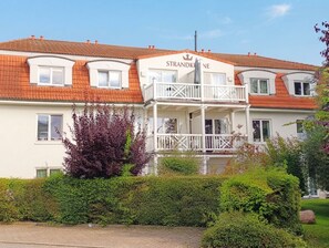 A two-story building with a balcony and a sign that reads 'STRANDKINE'. - Residence Strandkrone 02 - Strandkrone 02 (Kühlungsborn)
