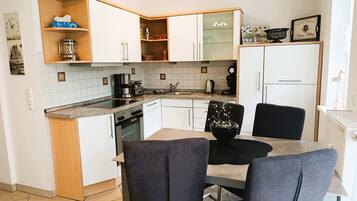 Kühlschrank, Mikrowelle, Ofen, Geschirrspüler