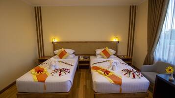 Deluxe Twin Room | Minibar, in-room safe, desk, laptop workspace