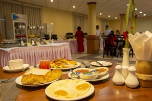 Frühstück, Mittagessen, Abendessen und Brunch werden serviert