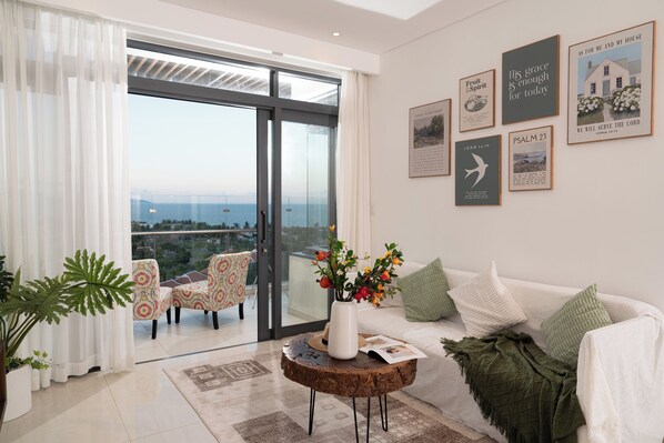 Smart TV, fireplace, video games, books - Sunset romantic 2 BR AP balcony ocean view | Private beach (Da Nang)