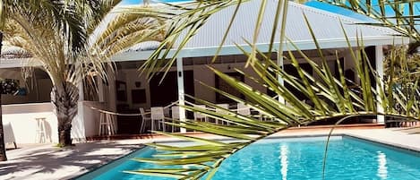 3 kolam renang terbuka, kerusi lepak pantai