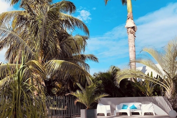 3 outdoor pools, pool loungers