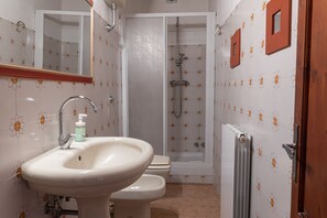 A bathroom with a sink, toilet, shower, and a mirror. - La Torre Rasa (Castelfiorentino)