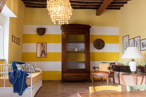 Leilighet, 2 soverom (Melograni) | Oppholdsområde | Peis