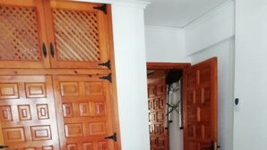 2 多间卧室、客房内保险箱、熨斗/熨衣板、免费 WiFi
