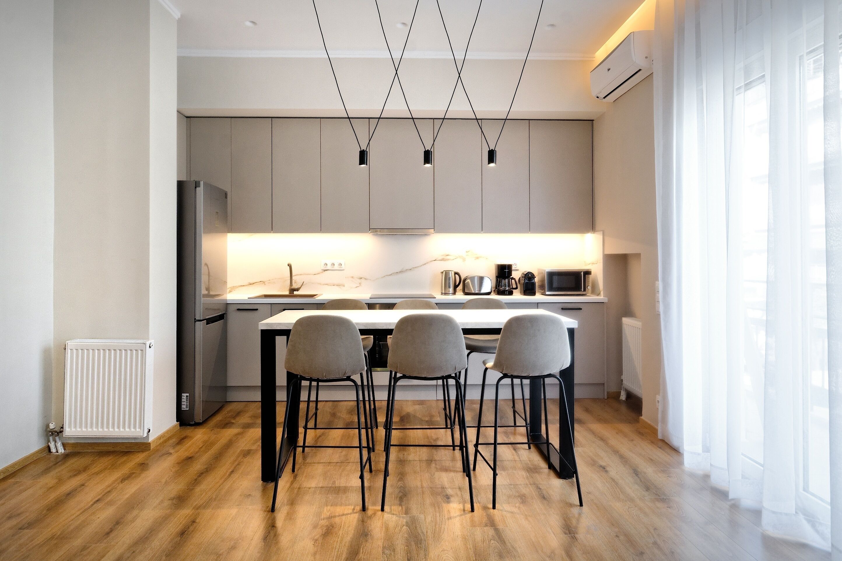 Superior Apartment, 4 Bedrooms, Balcony | In-room dining