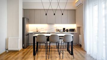 Superior Apartment, 4 Bedrooms, Balcony | In-room dining