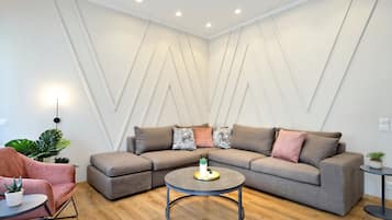 Superior Apartment, 4 Bedrooms, Balcony | Living room