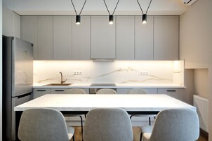 Apartamento superior, 4 quartos, sacada | Opções para refeição no quarto