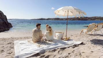 Plage, sable blanc, kayak, navigation en bateau Ă moteur