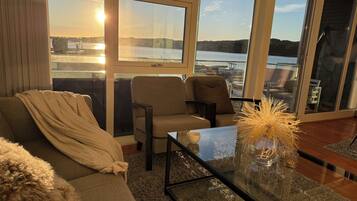 Rorbusuite 1. etasje | Oppholdsområde | En 42-tommers Flatskjerm-TV med kabel-kanaler samt TV