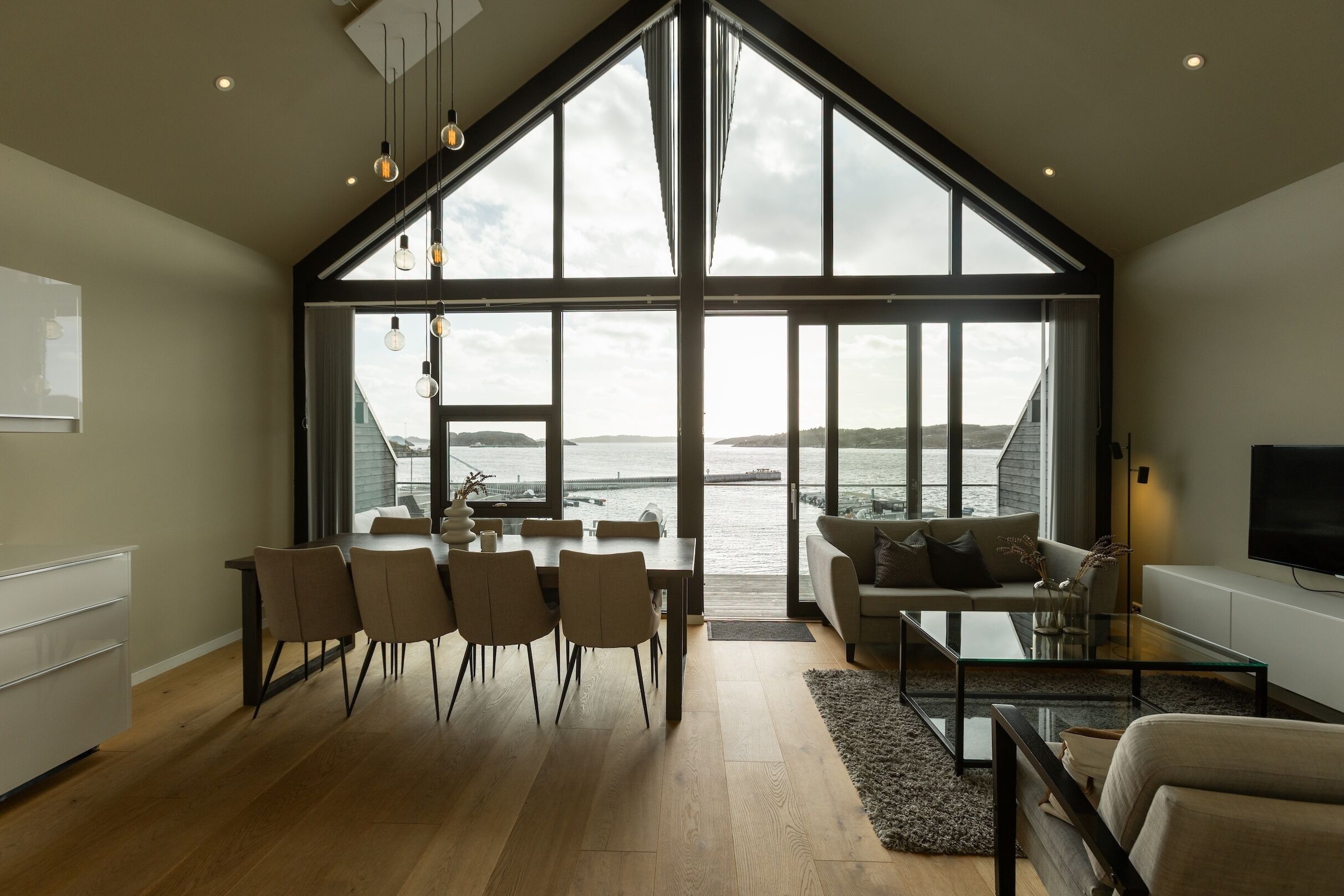 Rorbusuite | Stor | Oppholdsområde | En 42-tommers Flatskjerm-TV med kabel-kanaler samt TV