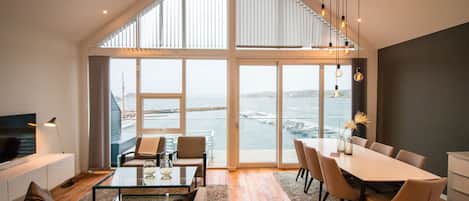 Rorbusuite | Stor | Oppholdsrom | En 42-tommers Flatskjerm-TV med kabel-kanaler samt TV