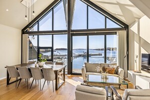Amplia habitación con un amplio ventanal que da a un puerto deportivo y al agua.