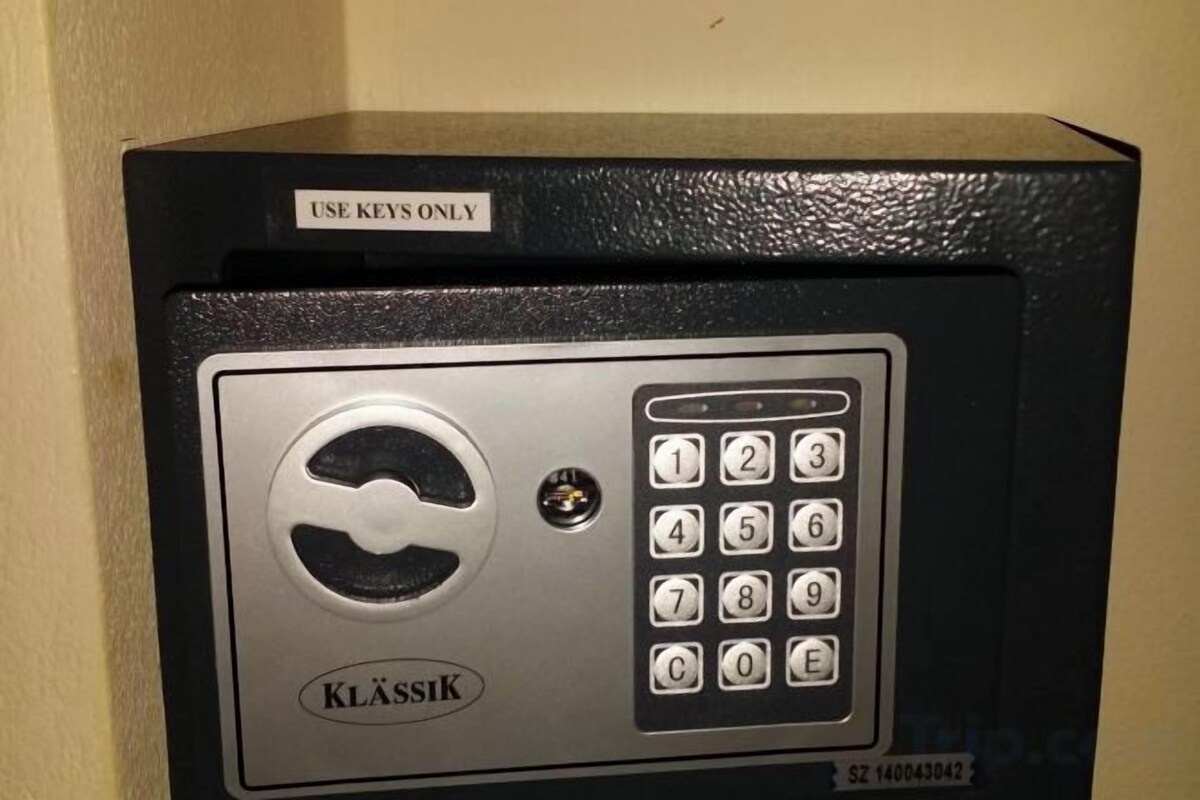 Un coffre-fort noir doté d’un clavier et d’un mécanisme de verrouillage, avec les inscriptions « UTILISER UNIQUEMENT LES CLÉS » et « KLÄSSIK ».