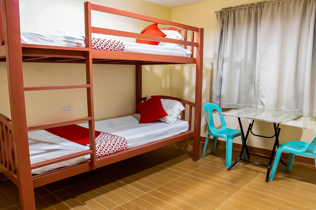 Dormitorio compartido clásico | Escritorio, wifi gratis, ropa de cama