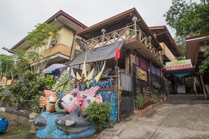 A building with a sign reading "Entrance" and a sign for "Sunrock". - OYO 588 Sunrock Resort (Antipolo)