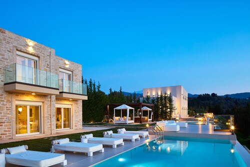 Two private pools, hot tub, nature views, ping pong!