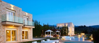 Nueva villa boutique de lujo con piscinas infinitas y bañera de hidromasaje, cerca del pueblo histórico